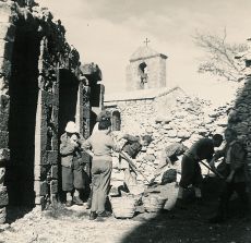 Début des années 60, nettoyage du monastère en ruines