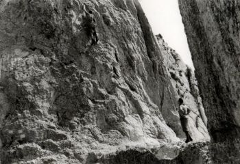 1968, Marc grimpe sur la falaise est de la Brèche des Moines