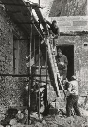 1968, Marc Roussel, Paul Jourdan, Jean Raoust terminant le pignon Sud du monastère