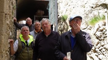 Jacques de Welles, Marc D. et François Spelle dans le cloître