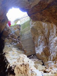 Contre-plongée à partir de la grotte, on devine le ressaut d'environ 3 mètres de haut