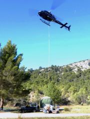l'hélicoptère dépose les big bags de déchets dans la remorque de Jean (photos J.Cathala)