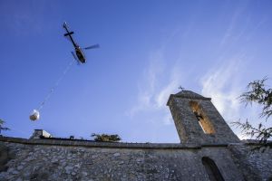 L'hélicoptère arrive par le nord de la chapelle, Photo Audrey  Deleuze 