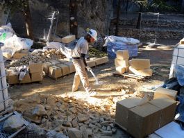 Nicolas rassemble les débris de pierre qui seront incorporés dans la maçonnerie de la voûte.