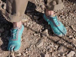 Chaussures d'un touriste, peu adaptées au terrain accidenté...