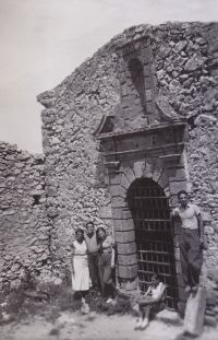 C'était avant 1949, date à laquelle une statue de la vierge fut remise en place (puis volée)