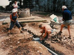 1989, Simone aide à creuser des tranchées pour les canalisations de l'esplanade