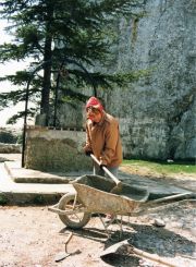 1992, Simone gâche du béton devant l'ancienne citerne