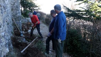 Jean-Paul pioche, Guy et Laurent font une pause, Alain et Jean-Jacques débarrassent les branches, la terre et les pierres.