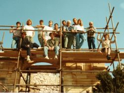 1991, le porche en construction, Jean et Simone à droite