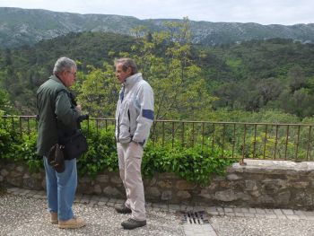 Régis, correspondant à La Provence, en discussion avec Bruno devant le versant verdoyant de Sainte-Victoire
