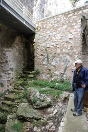 Dans la fosse, Jean observe l'ancien escalier menant à la grotte