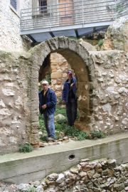 Jean et Maurice sous l'arcade de la chapelle Venture