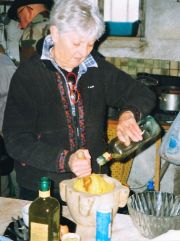 Mars 2006, Monique prépare l'aïoli, dans le Logis du Prieuré