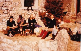 1979, devant le local Elzéar, Monique et Paul, à droite