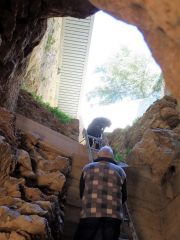 Alain assure la descente de Fabrice dans la grotte