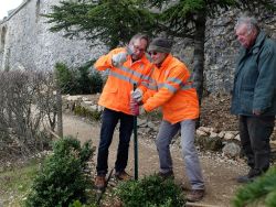 Laurent et Michel plantent un poteau  