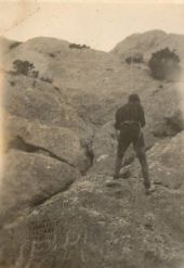 1945, Paul 17 ans, descend la falaise ouest du Prieuré avec une simple corde