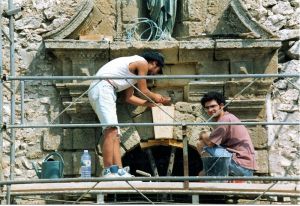 1993, les Compagnons du Devoir changent les pierres taillées endommagées