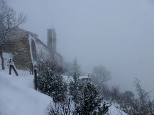 la neige colle aussi sur la façade Nord de la chapelle