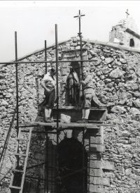 Simon Arbona,  à droite, il y a 55 ans, posant la statue de la Vierge.