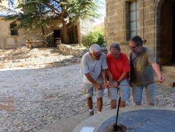 Marc L., Yves et Laurent mesurent la hauteur d'eau sur la sonde