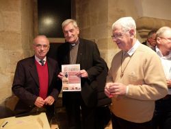 Entouré de Jean Cathala (l'auteur) et du père Jo Bois, Monseigneur Christophe Dufour présente 