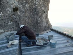 Solin contre la falaise, sur le toit du local Elzéar