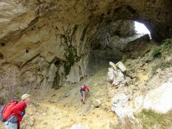 La Grotte aux Hirondelles. A gauche, le 