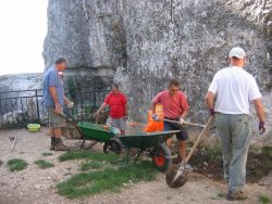 Début du creusement pour retrouver l'ancien escalier, Marc Dufleid et Yves Richard