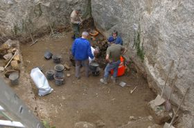 Début des fouilles dans la fosse, mars 2008