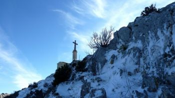 L'hiver, l'accès à la Croix peut être très glissant : neige ou verglas
