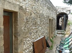 Sur le mur, les traces claires de l'ancienne emprise de la voûte du cloître. Au fond, la petite partie reconstruite en 1972