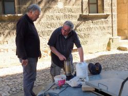 Marc Dufleid et Alain Goudal réparant la pompe