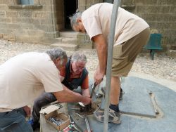 Jean-Yves Chauveau, Alain Goudal  et Marc Dufleid réparent le manche de la pompe à main