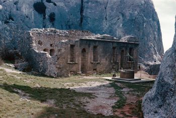 1960 le monastère est nettoyé, les soupiraux des caves sont bouchés