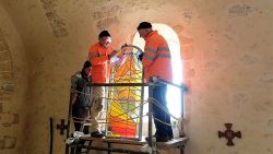 Installation des vitraux pour la chapelle du Prieuré