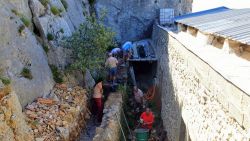 La préparation du chantier du cloître du Prieuré par les bénévoles, en 2016